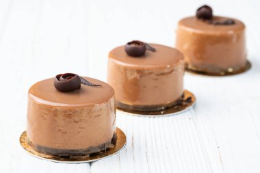 Tatlı tatlı. Karamelli çikolatalı pasta. Üst görünüm