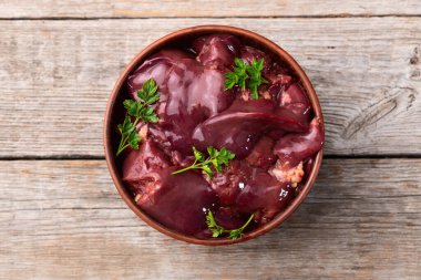 Çiğ tavuk, ciğer, et arka planı. Üst görünüm 