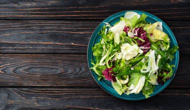 Salata karışımı: radicchio escarole roka frisee, yemek dokusu. Üst görünüm