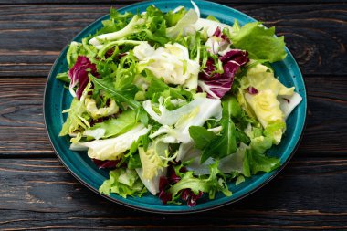Salata karışımı: radicchio escarole roka frisee, yemek dokusu. Üst görünüm