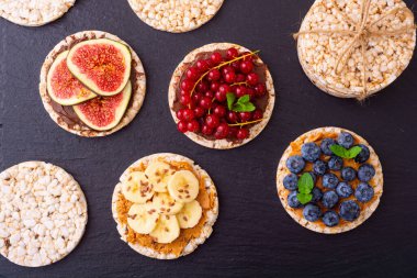 Muzlu yaban mersinli pirinç keki ve incir. .