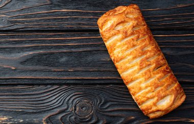 Sosis ve peynirle doldurulmuş Altın Puf böreği. Sosisli sandviç. en üstteki görünüm