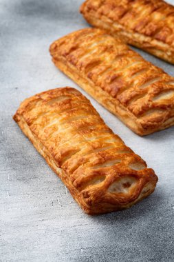 Sosis ve peynirle doldurulmuş Altın Puf böreği. Sosisli sandviç. en üstteki görünüm