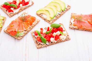 Somon avokado mozzarella ve domatesli çıtır ekmek. Vegan için sağlıklı beslenme