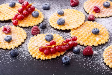 Lezzetli bir kahvaltı. Tatlı altın Belçika waffle 'ları. Gıda arkaplanı
