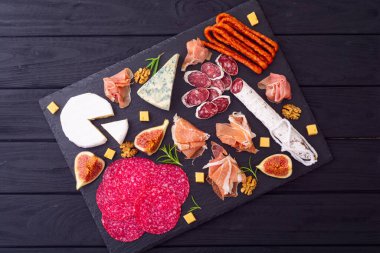 Et, sosis ve peynirli pansiyon. Üst görünüm yiyecek arka planı 