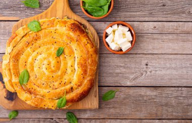 Geleneksel Yunan yemekleri. Fırında spanakopita, beyaz peynir ve ıspanak manzaralı.