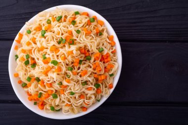 Anında havuçlu erişte ve yeşil soğan, geleneksel Asya yemeği. en üstteki görünüm