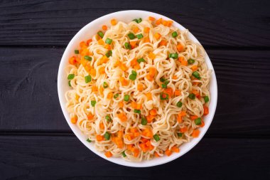 Anında havuçlu erişte ve yeşil soğan, geleneksel Asya yemeği. en üstteki görünüm