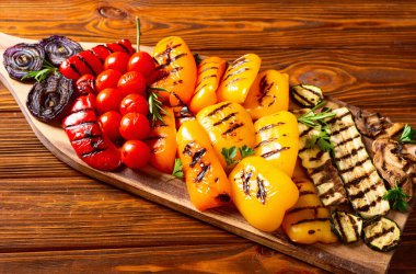 Tencere mangalında renkli ızgara sebzeler. Üst görünüm