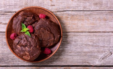 Bir grup ev yapımı Amerikan çikolatalı kurabiye. Üst görünüm