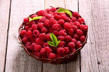 Ahşap arka planda sepetteki ahududu. Üst görünüm