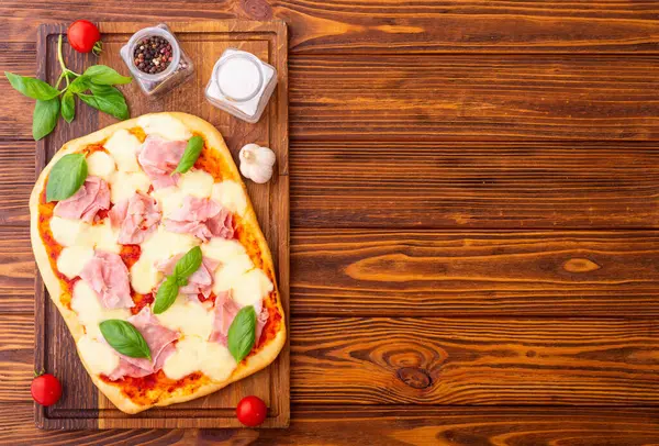 Traditionell Italiensk Pizza Med Skinka Mozzarella Och Basilika Pinsa Romana Stockbild
