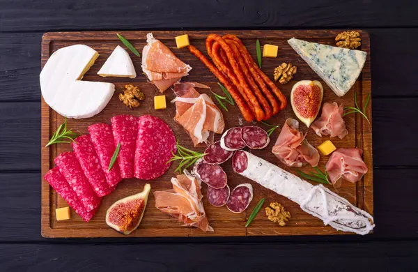 Verpflegung Mit Fleisch Wurst Und Käse Von Oben Gesehen Lebensmittel lizenzfreie Stockbilder