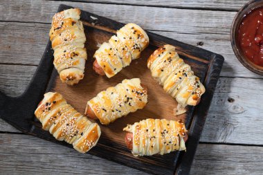 Hamur köfteli ev yapımı sosis tabakta. Hot dog Üst Görünümü