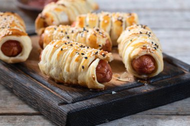 Hamur köfteli ev yapımı sosis tabakta. Hot dog Üst Görünümü