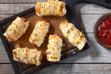 Hamur köfteli ev yapımı sosis tabakta. Hot dog Üst Görünümü