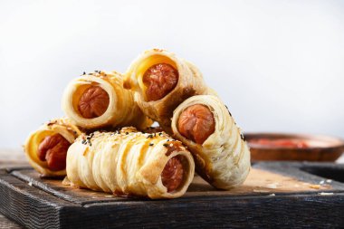 Hamur köfteli ev yapımı sosis tabakta. Hot dog Üst Görünümü