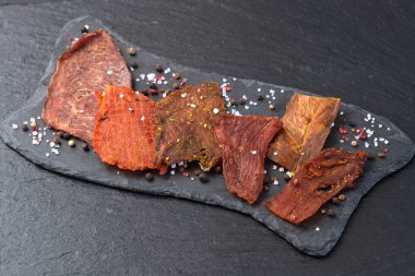 Kurutulmuş et karışımı. Tavuk, sığır eti ve domuz eti. Bira atıştırmalıkları.