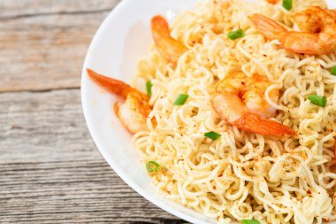 Karides ve soğanlı erişte. Asya yemekleri Üst Görünüm