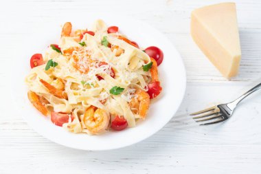 Karides, parmesan ve domatesli İtalyan makarnası. Kremalı soslu fettuccine.