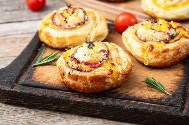 Ev yapımı puf böreği Pinweel (rulo) Mini pizza üst görünümü