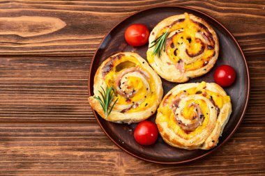Ev yapımı puf böreği Pinweel (rulo) Mini pizza üst görünümü