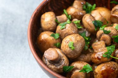 Soğan ve maydanozlu kızarmış mantar şampiyonu. Üst görünüm