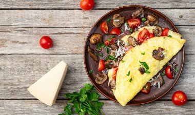 Mantar, domates ve maydanozla doldurulmuş omlet. Üst görünüm