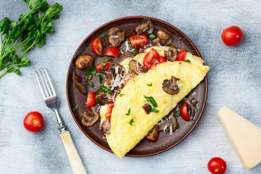 Mantar, domates ve maydanozla doldurulmuş omlet. Üst görünüm