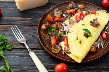 Mantar, domates ve maydanozla doldurulmuş omlet. Üst görünüm