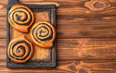 Haşhaş tohumlu ev yapımı çörek. Üst görünüm