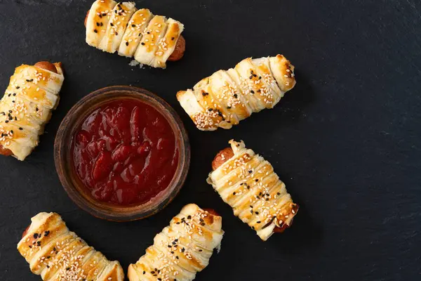 Hamur köfteli ev yapımı sosis tabakta. Hot dog Üst Görünümü