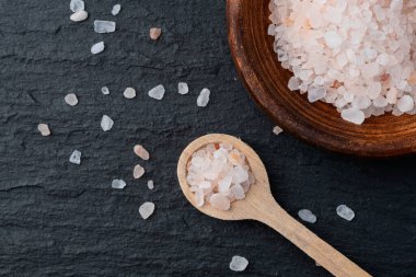 Kristal Pembe Himalaya tuzu kasede. Makro fotoğrafçılık üst görünüm