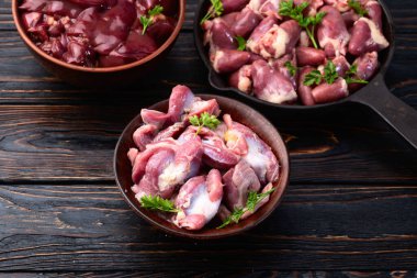 Çiğ tavuk sakatatları çiğ kümes hayvanları: ciğer, mide taşlığı ve kalp. Üst görünüm 