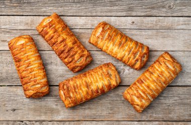 Sosis ve peynirle doldurulmuş Altın Puf böreği. Sosisli sandviç. en üstteki görünüm