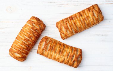 Sosis ve peynirle doldurulmuş Altın Puf böreği. Sosisli sandviç. en üstteki görünüm