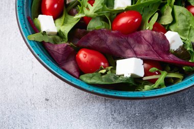 Arugula, ıspanak, vişneli domates ve peynirli peynir salatası. Gıda arkaplan üst görünümü