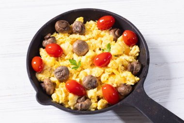 Ev yapımı çırpılmış yumurta, mantarlı ve kiraz domatesli.
