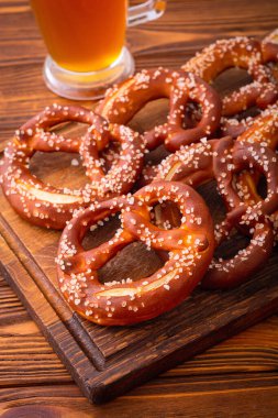 Kraker - geleneksel Bavyera atıştırmalığı, bira festivaline - Ekim Festivali