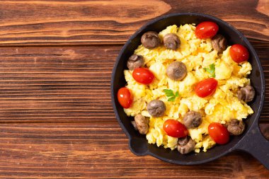 Ev yapımı çırpılmış yumurta, mantarlı ve kiraz domatesli.