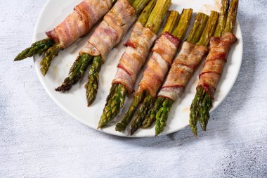 Pastırmalı kızarmış kuşkonmaz. Gıda arkaplan üst görünümü