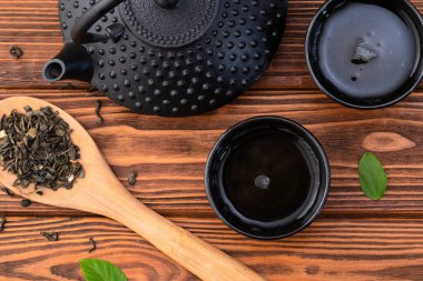 Japon çaydanlığı ve yapraklı yeşil çay. Üst görünüm