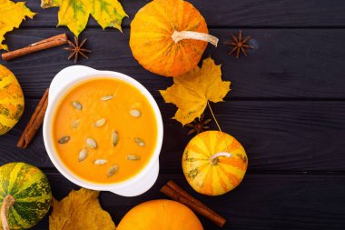 Sağlıklı vejetaryen sonbahar balkabağı çorbası. Diyet yemek geçmişi. Üst görünüm
