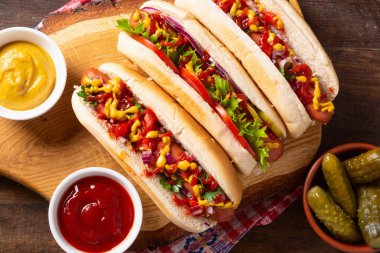 Sosisli sandviç. Geleneksel Amerikan fast food. Ahşap arkaplanda üst görünüm