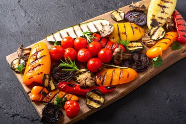 Tencere mangalında renkli ızgara sebzeler. Üst görünüm