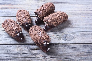 Kirpi şeklinde çikolatalı patatesli pastanın komik fotoğrafı.