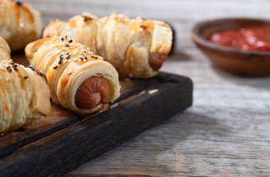 Hamur köfteli ev yapımı sosis tabakta. Hot dog Üst Görünümü