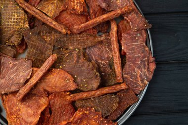 Kurutulmuş et karışımı. Tavuk, sığır eti ve domuz eti. Bira atıştırmalıkları.