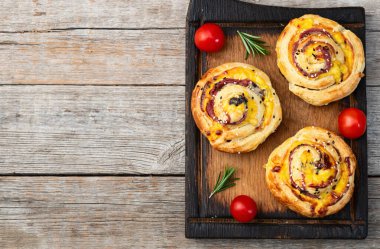 Ev yapımı puf böreği Pinweel (rulo) Mini pizza üst görünümü